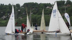 Inklusion im Segelsport - mit und ohne Handycap machen sich die Segler der paralympischen 2.4mR Bootsklasse fertig, um an den Start zu gehen (Ederseecup 2013)